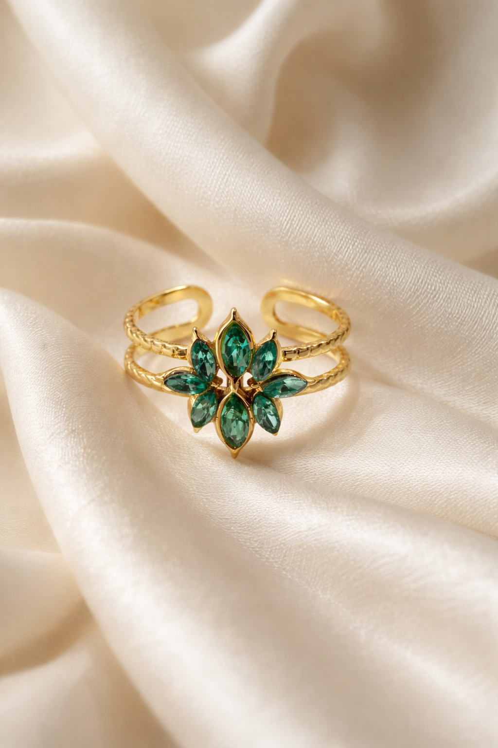 Bague fleur dorée pierres vert émeraude