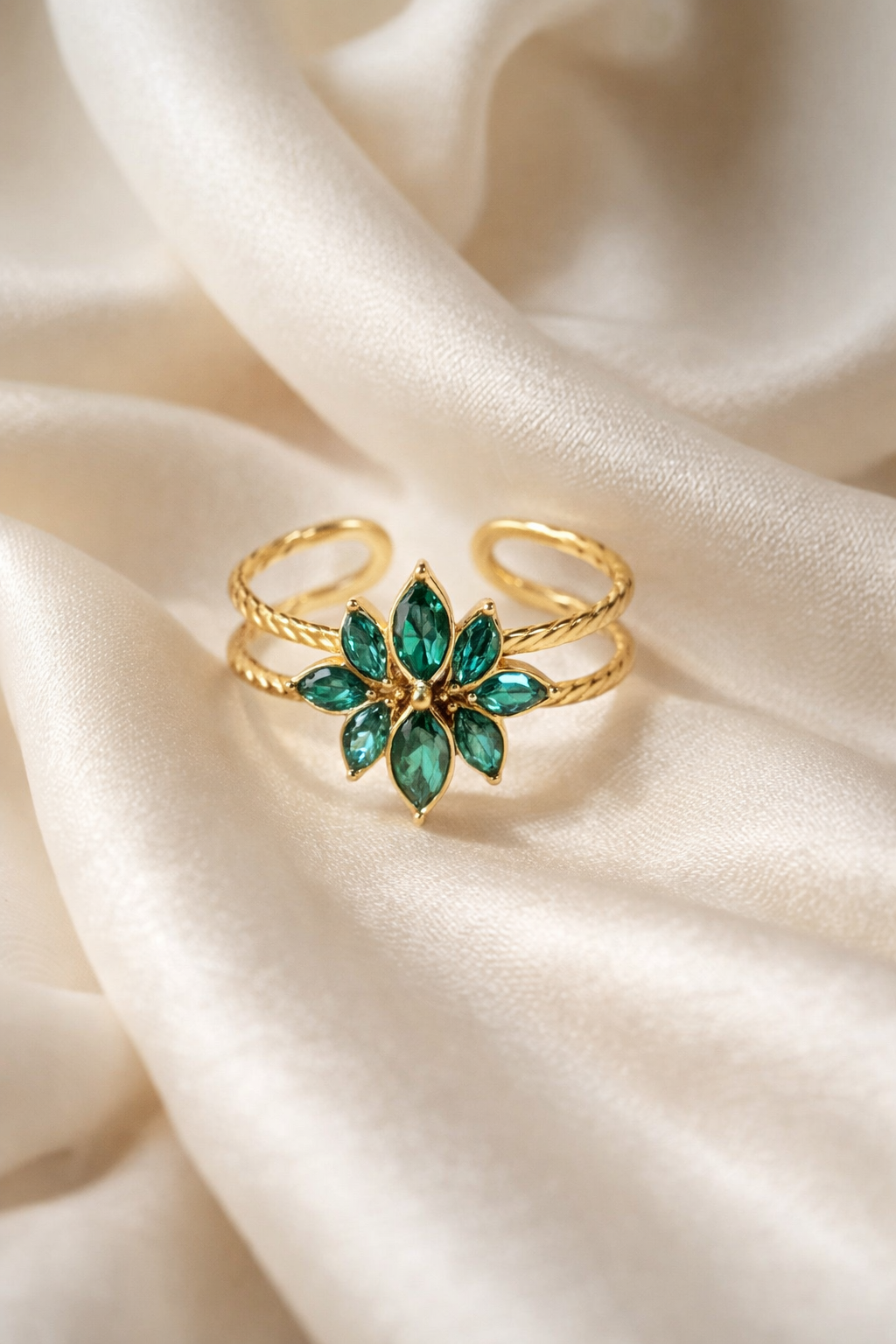 Bague fleur dorée pierres vert émeraude